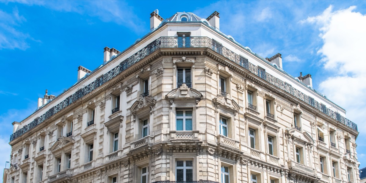 Facciata di un edificio antico con balconi decorati