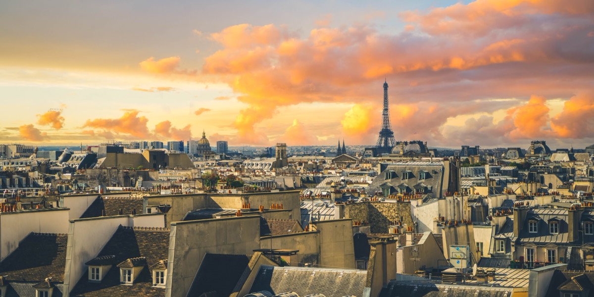 Les toits de Paris au coucher du soleil, la tour Eiffel à l’horizon